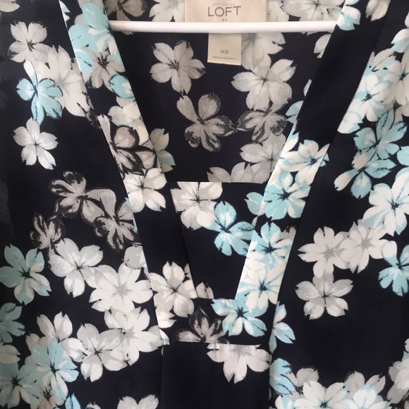 BLUE FLORAL SLEEVELESS BLOUSE - Picture 2 of 4